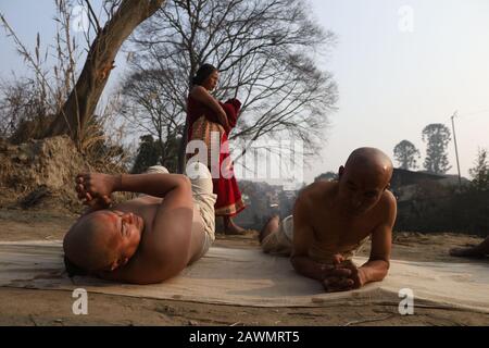 Bhaktapur, Nepal. 09th Feb, 2020. I devoti indù nepalesi che rotolano sul terreno durante l'ultimo giorno del festival di Narayan di Madhav o del festival di Katha di Swasthani Brata a Bhaktapur, in Nepal il 9 febbraio 2020. I devoti vanno in pellegrinaggio a vari templi, svolgono rituali religiosi, fanno un bagno santo nei fiumi e veloci per un mese, soprattutto tra le donne che credono che il digiuno aiuti nel benessere della loro famiglia o nel farli un buon marito. (Foto Di Subash Shrestha/Pacific Press) Credit: Pacific Press Agency/Alamy Live News Foto Stock