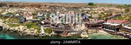 Popeye Village, Malta - 19 Luglio 2019. Panorama aereo del villaggio di Popeye. Conosciuto anche come Sweethaven Village. E 'un set di film appositamente costruito villaggio, Foto Stock