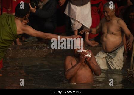 Bhaktapur, Nepal. 09th Feb, 2020. Un devoto indù nepalese prende il bagno santo durante l'ultimo giorno del festival di Narayan di Madhav o del festival di Katha di Swasthani Brata a Bhaktapur, in Nepal il 9 febbraio 2020. I devoti vanno in pellegrinaggio a vari templi, svolgono rituali religiosi, fanno un bagno santo nei fiumi e veloci per un mese, soprattutto tra le donne che credono che il digiuno aiuti nel benessere della loro famiglia o nel farli un buon marito. (Foto Di Subash Shrestha/Pacific Press) Credit: Pacific Press Agency/Alamy Live News Foto Stock