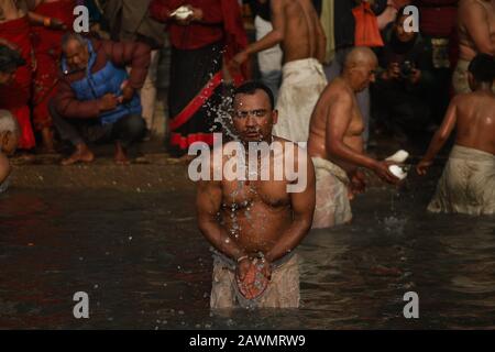 Bhaktapur, Nepal. 09th Feb, 2020. Un devoto indù nepalese prende il bagno santo durante l'ultimo giorno del festival di Narayan di Madhav o del festival di Katha di Swasthani Brata a Bhaktapur, in Nepal il 9 febbraio 2020. I devoti vanno in pellegrinaggio a vari templi, svolgono rituali religiosi, fanno un bagno santo nei fiumi e veloci per un mese, soprattutto tra le donne che credono che il digiuno aiuti nel benessere della loro famiglia o nel farli un buon marito. (Foto Di Subash Shrestha/Pacific Press) Credit: Pacific Press Agency/Alamy Live News Foto Stock