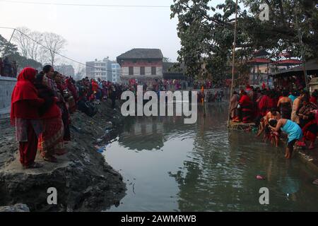 Bhaktapur, Nepal. 09th Feb, 2020. I devoti indù nepalesi si radunano presso il fiume Hanumante durante l'ultimo giorno del Festival Narayan di Madhav o del festival di Swasthani Brata Katha Bhaktapur, Nepal, il 9 febbraio 2020. I devoti vanno in pellegrinaggio a vari templi, svolgono rituali religiosi, fanno un bagno santo nei fiumi e veloci per un mese, soprattutto tra le donne che credono che il digiuno aiuti nel benessere della loro famiglia o nel farli un buon marito. (Foto Di Subash Shrestha/Pacific Press) Credit: Pacific Press Agency/Alamy Live News Foto Stock