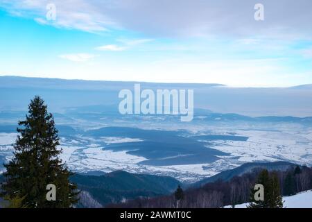 Inverno in Cindrel montagne, Romania, picco Magura, 1304m Foto Stock