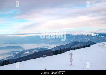 Inverno in Cindrel montagne, Romania, picco Magura, 1304m Foto Stock