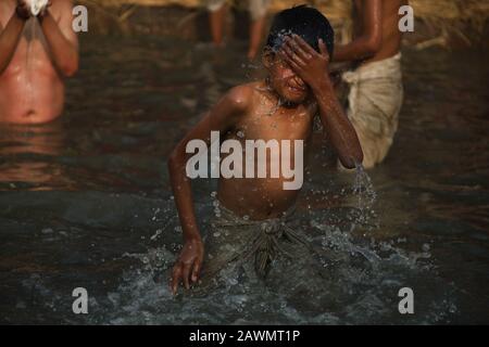 Bhaktapur, Nepal. 09th Feb, 2020. Un devoto indù nepalese prende il bagno santo durante l'ultimo giorno del festival di Narayan di Madhav o del festival di Katha di Swasthani Brata a Bhaktapur, in Nepal il 9 febbraio 2020. I devoti vanno in pellegrinaggio a vari templi, svolgono rituali religiosi, fanno un bagno santo nei fiumi e veloci per un mese, soprattutto tra le donne che credono che il digiuno aiuti nel benessere della loro famiglia o nel farli un buon marito. (Foto Di Subash Shrestha/Pacific Press) Credit: Pacific Press Agency/Alamy Live News Foto Stock