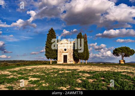 Pienza, Siena, Italia - 30 settembre 2019: La Chiesa della Madonna di Vitaleta è un sito patrimonio dell'umanità dell'UNESCO nella zona delle Crete Senesi, Italia Foto Stock