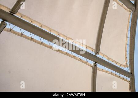 Tende a vele a forma di vele su cielo nuvoloso Foto Stock