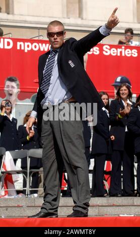 Migliaia di persone si riuniscono a Trafalgar Square, Londra per celebrare l'Inghilterra Cricket team vincere le Ashes. L'Inghilterra ha battuto l'Australia in una serie per la prima volta dal 1987 dopo aver fatto il test finale alla Oval Settembre 2005.Andrew 'Freddie' Flintoff. Foto Stock