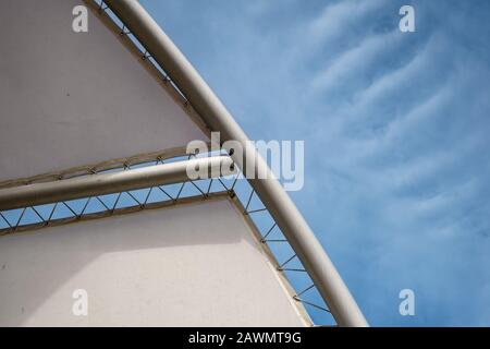 Tende a vele a forma di vele su cielo nuvoloso Foto Stock