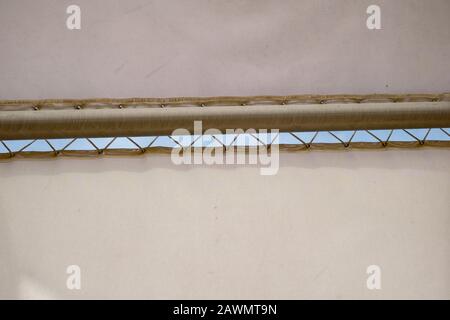 Tende a vele a forma di vele su cielo nuvoloso Foto Stock