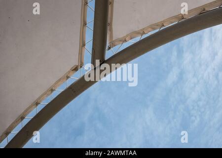 Tende a vele a forma di vele su cielo nuvoloso Foto Stock