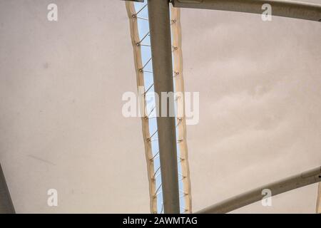 Tende a vele a forma di vele su cielo nuvoloso Foto Stock