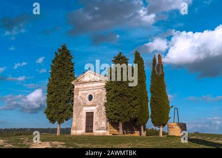 Pienza, Siena, Italia - 30 settembre 2019: La Chiesa della Madonna di Vitaleta è un sito patrimonio dell'umanità dell'UNESCO nella zona delle Crete Senesi, Italia Foto Stock