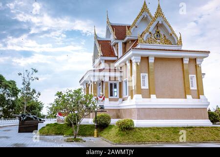 Krom Luang Chumphon Thailandia gennaio 2020, un tempio in onore del principe tailandese a Chai Ree spiaggia Foto Stock