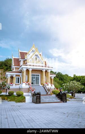 Krom Luang Chumphon Thailandia gennaio 2020, un tempio in onore del principe tailandese a Chai Ree spiaggia Foto Stock