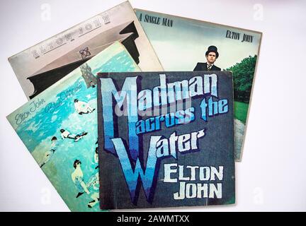Una collezione di quattro LP di vinile di Elton John Foto Stock