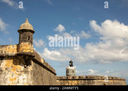 Muro esterno e guarda la torre di Castillo San Felipe del Morro e Faro contro i cieli blu nella vecchia San Juan, Puerto Rico. Foto Stock