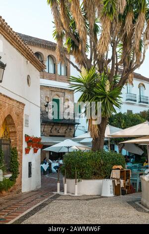 Marbella, Spagna - 26th Agosto 2018. Tipica strada del centro storico con architettura spagnola a Marbella, Costa del Sol, Andalusia, Spagna, Europa Foto Stock