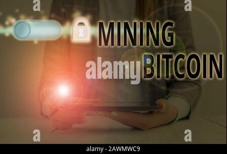 Testo Di Scrittura A Mano Mining Bitcoin. Elaborazione fotografica concettuale delle transazioni nel sistema valutario digitale Foto Stock
