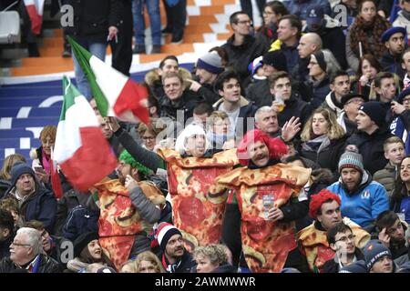 Saint Denis, Seine Saint Denis, Francia. 9th Feb, 2020. Fan's of Italy Team in pizza cosplay durante il torneo di rugby Guinness Six Nations tra Francia e Italia allo Stade de France - St Denis - France.France ha vinto 35-22 crediti: Pierre Stevenin/ZUMA Wire/Alamy Live News Foto Stock