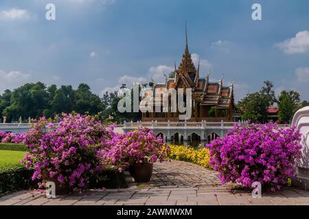 Il padiglione Aisawan Dhiphya Asana e i bellissimi fiori del Palazzo reale di Bang Pa In Thailandia Foto Stock