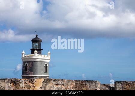 Faro Di Faro All'Interno Del Castillo San Filipe Del Morro Nella Vecchia San Juan, Porto Rico. Foto Stock