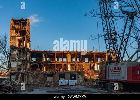 Edificio industriale in fase di demolizione Foto Stock