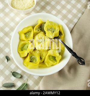 Concetto di cibo italiano. Tortellini in brodo con parmigiano. Vista dall'alto. Foto Stock