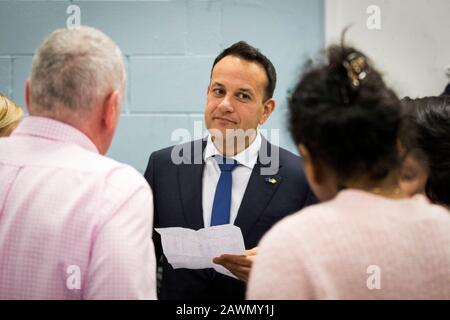 Taoiseach Leo Varadkar al Phibblestown Community Center di Dublino detiene un foglio di carta con la ripartizione dei voti, ascolta i sostenitori mentre il conteggio continua nelle Elezioni generali irlandesi del 2020 per la circoscrizione di Dublino Ovest. Foto Stock