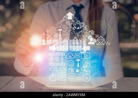 Scrittura a mano di testo che scrive Insider Threat. Minaccia concettuale per la protezione delle foto che proviene dall'interno dell'organizzazione Foto Stock