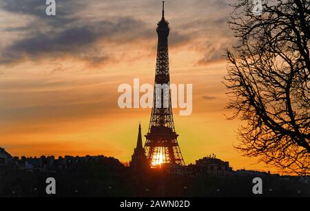 parigi tramonto torre eiffel paesaggio panoramico della città con colori vivaci Foto Stock
