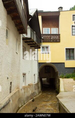 Hallstadt, luglio 2nd 2017: Vecchie case del famoso villaggio alpino Hallstadt, Austria Foto Stock