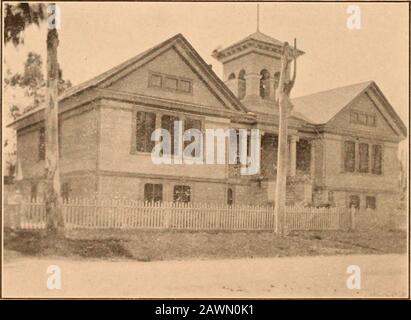 1911 - Ye Liberty . F:nche i progressi sono stati fatti.i risultati Maggiori sono attesi il prossimo anno. Gli studenti ottengono la loro inforina su Eventi Correnti in gran parte dai periodici più importanti del giorno. La Revisione delle revisioni, Nord America e Outlook sono ricevute in via di registrazione. Gli eventi Correnti settimanali contengono un sommario delle notizie imi) ortanti. DKIiATING. Gli alunni della Liberty Union High School hanno ricevuto una pratica muta nel discutere quest'anno. Molto gli stessi ostacoli dovevano assillarsi come nel caso degli attuali eventi e della legge parlamentare. Gli studenti avevano molto poco ex Foto Stock