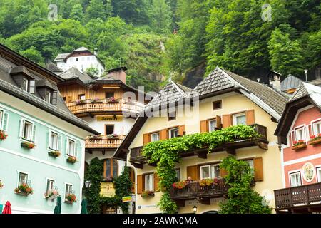 Hallstadt, luglio 2nd 2017: Vecchie case del famoso villaggio alpino Hallstadt, Austria Foto Stock