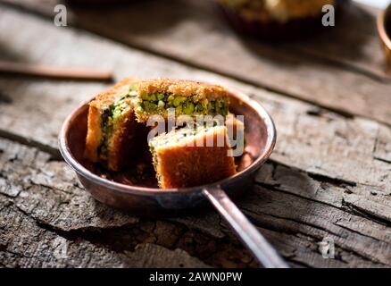 Arabo dessert con pistacchio pezzi Kadayif close up Foto Stock