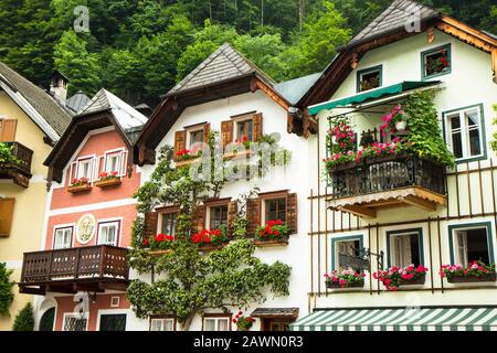 Hallstadt, luglio 2nd 2017: Vecchie case del famoso villaggio alpino Hallstadt, Austria Foto Stock