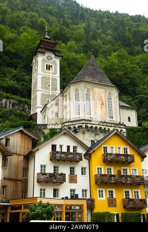 Hallstadt, luglio 2nd 2017: Vecchie case del famoso villaggio alpino Hallstadt, Austria Foto Stock