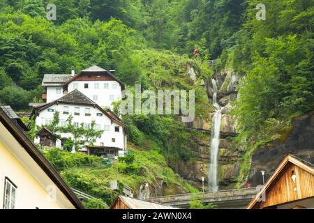 Hallstadt, luglio 2nd 2017: Vecchie case del famoso villaggio alpino Hallstadt Foto Stock