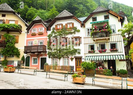 Hallstadt, luglio 2nd 2017: Vecchie case del famoso villaggio alpino Hallstadt, Austria Foto Stock