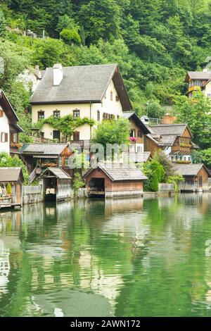 Hallstadt, luglio 2nd 2017: Vecchie case del famoso villaggio alpino Hallstadt Foto Stock