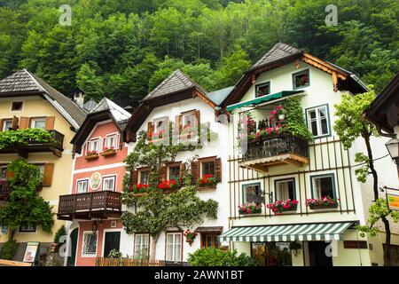 Hallstadt, luglio 2nd 2017: Vecchie case del famoso villaggio alpino Hallstadt, Austria Foto Stock