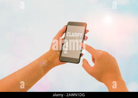 Scrittura concettuale della mano che mostra Chiarire. Il significato del concetto Rende una dichiarazione o una situazione meno confusa e più comprensibile Foto Stock