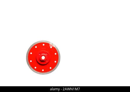 Disco da taglio per il taglio preciso del colore rosso granito con diametro del diamante di 125 mm isolato sullo sfondo bianco. Foto Stock