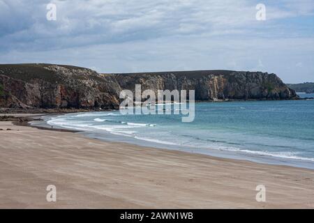 Francia, Bretagna, Pen Hir, Sito naturale Pen Hir, Spiaggia, scogliere, sentiero per escursioni, picnic, nautica da diporto, ristorante, Plage de Vaeryac'h, Plage du Lam Soaz, Foto Stock