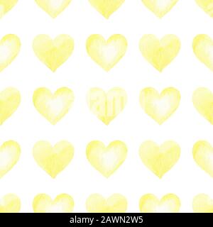 Motivo senza cuciture con cuore ad acquerello disegnato a mano giallo. Disegno dipinto a mano. Ornamento romantico per San Valentino. Isolato su sfondo bianco. Foto Stock
