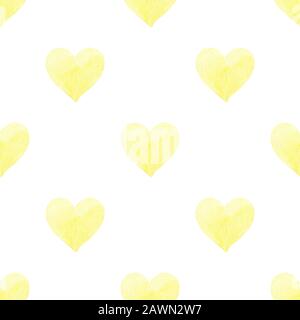 Motivo senza cuciture con cuore ad acquerello disegnato a mano giallo. Disegno dipinto a mano. Ornamento romantico per San Valentino. Isolato su sfondo bianco. Foto Stock