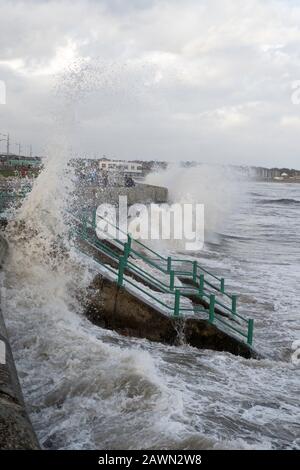Onde che infrangono le difese del mare durante la tempesta Ciara a Seaburn, Sunderland, Inghilterra, Regno Unito, 09 Feb 2020 Foto Stock