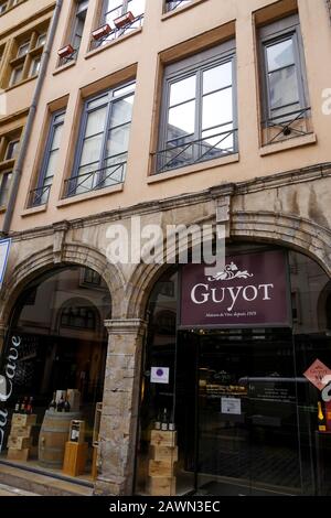 Negozio di vini Guyot, Rue de la Monnaie, Lione, Francia Foto Stock