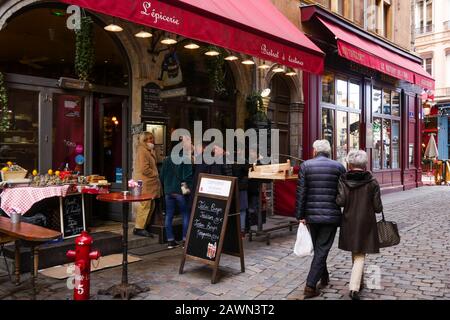Turisti che camminano lungo Merciere Street, Lione, Francia Foto Stock