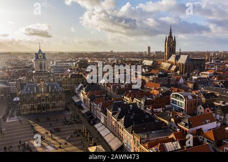Delft, Paesi Bassi, Olanda, 18 Gennaio 2020. Vista dall'alto dalla chiesa nuova (Nieuwe Kerk) Campanile del campanile pendente della chiesa vecchia Foto Stock