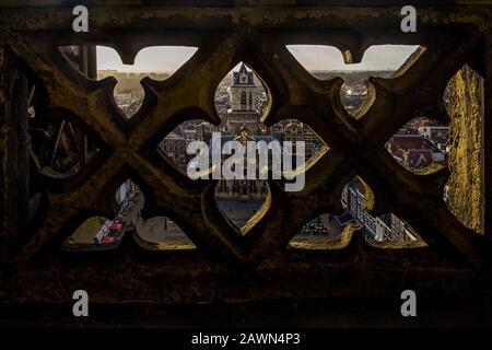 Delft, Paesi Bassi, Olanda, 18 Gennaio 2020. Vista dall'alto dalla Chiesa Nuova (Nieuwe Kerk) Campanile di Stadhuis (il Municipio) (stile rinascimentale Foto Stock